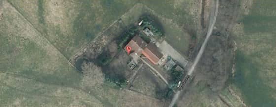 Luftbild des Auehofs: der Mühlenhof in Alleinlage zwischen Feldern und Wiesen